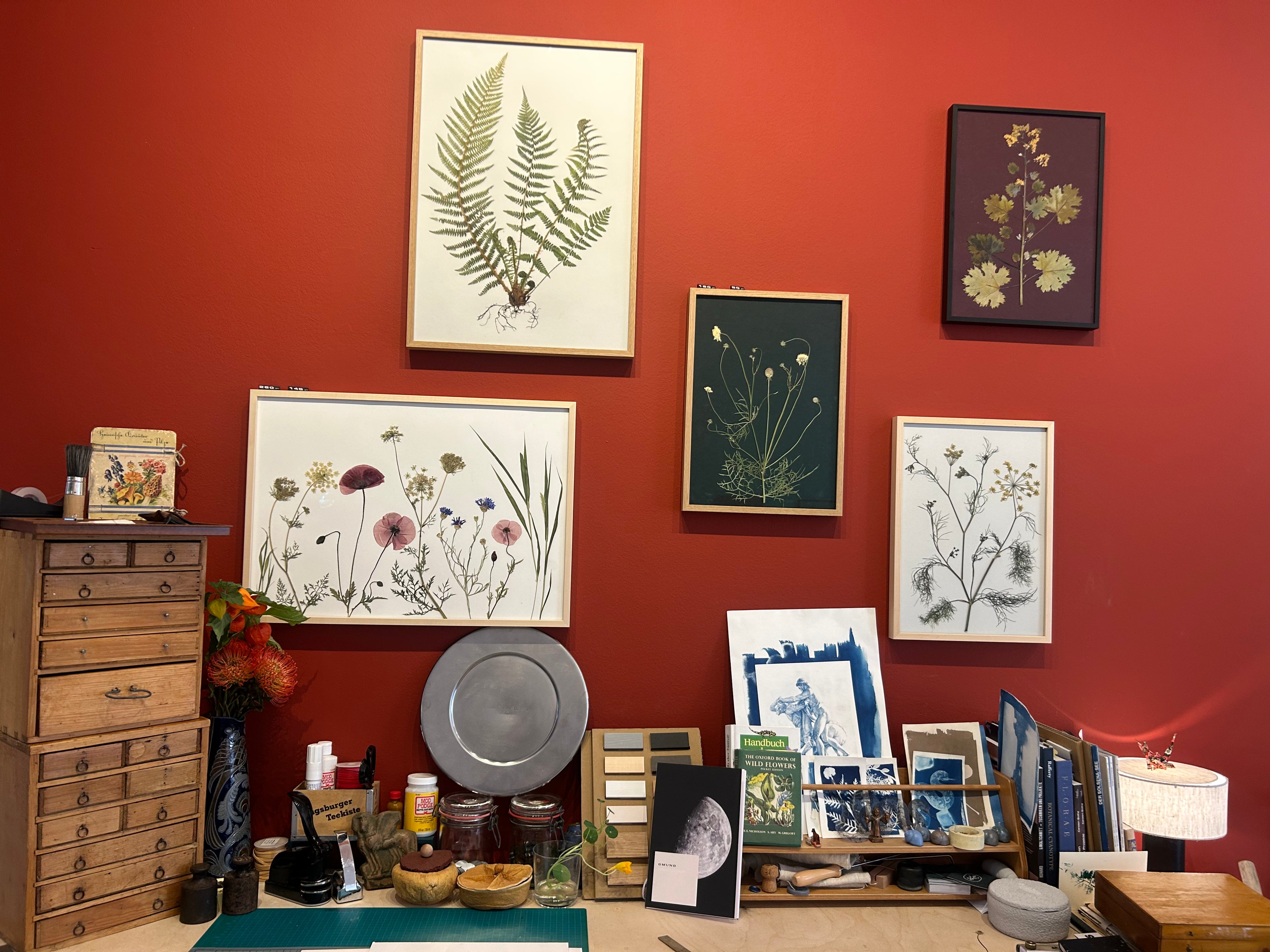 Entdecke in unserem Studio nicht nur verschiedene Techniken, sondern auch eigene Produkte, unsere CRAFTEFACTS Werkstatt und das eigenes gepflegte Herbarium, das voll ist mit unseren zum  großen Teil selbst gezüchteten Pflanzen